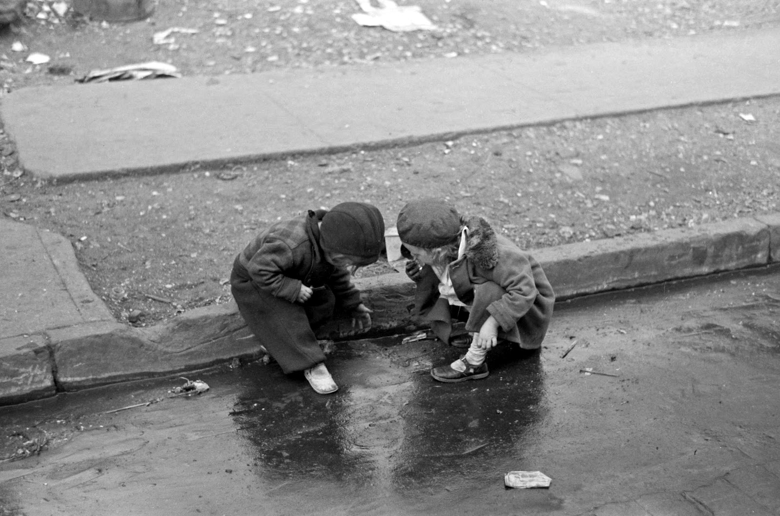 Russell+Lee+-+Children+playing+in+the+gutter+on+139th+Street+just+east+of+St.+Anne%2527s+Avenue%252C+Bronx%252C+New+York%252C+1936.jpg