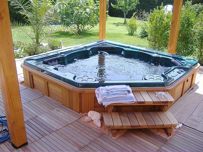 Hot+tub+with+water.jpg