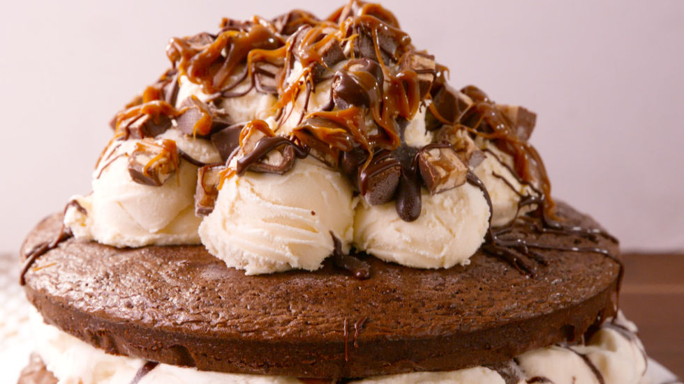 gallery-1471371382-delish-snickers-ice-cream-cake-02.jpg