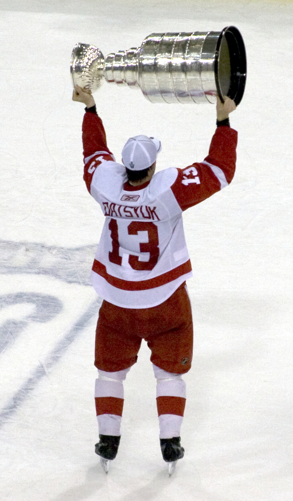 Pavel_Datsyuk_with_Stanley_Cup.jpg