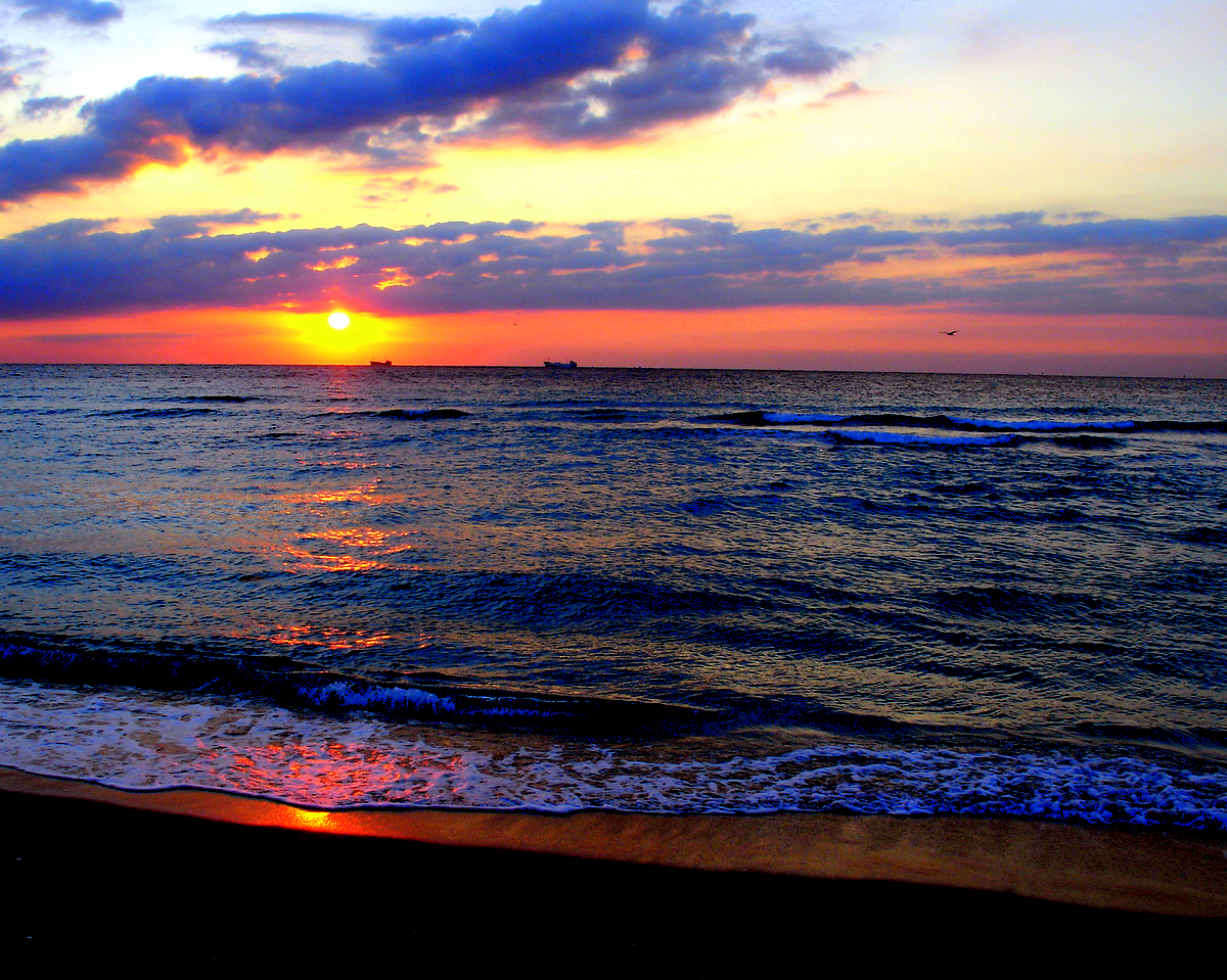 Easter-sunrise-south-beach-miami-04-08-2007-by-tom-schaefer-miamitom-for-wikipedia-03.jpg