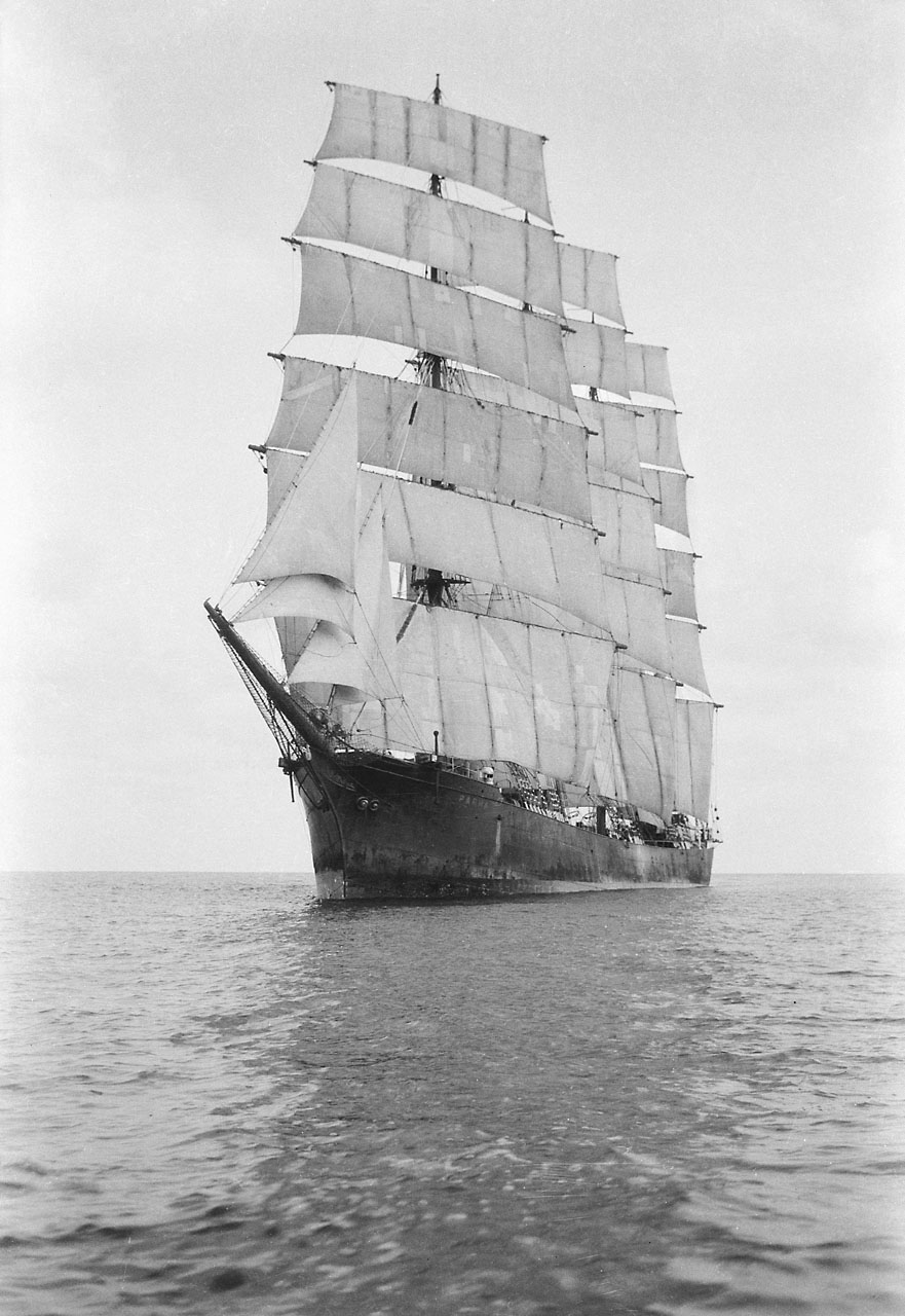 Barque_'Parma'_becalmed.jpg