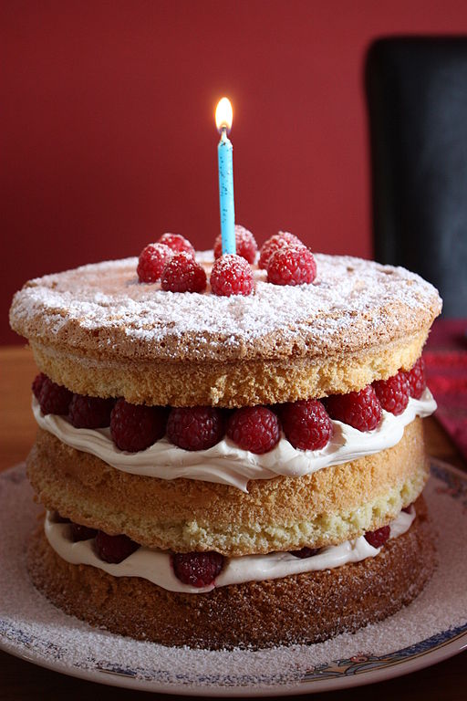 512px-Birthday_cake,_Downpatrick,_April_2010_(02).JPG