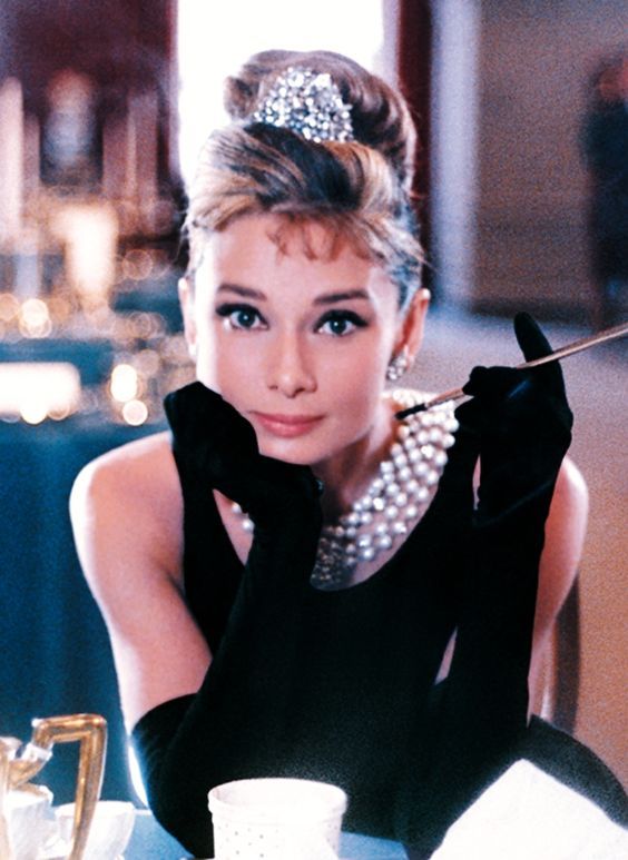 aa3a7bfe7d2a83dfde02072c066ed132--movie-outfits-breakfast-at-tiffanys.jpg