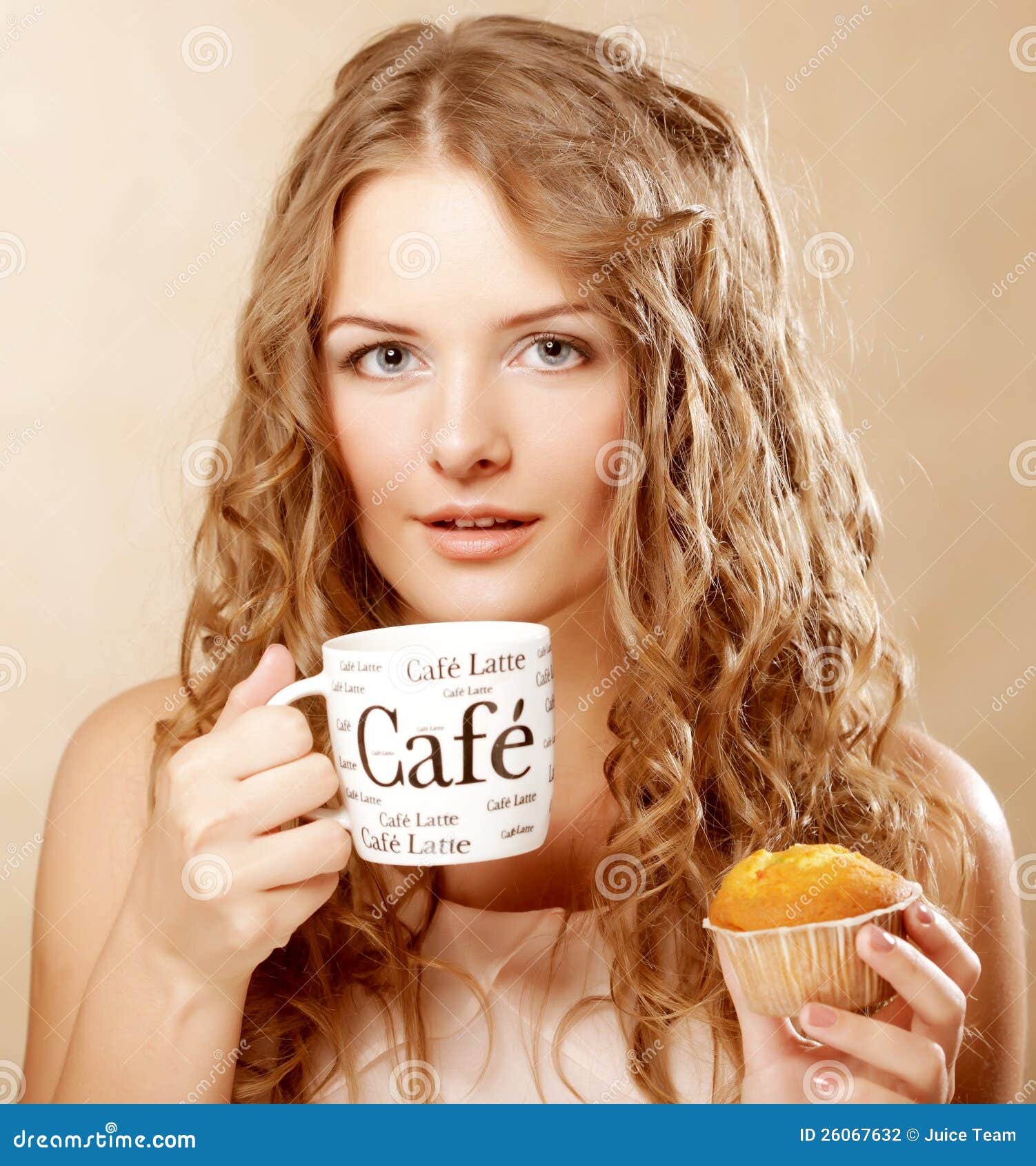 woman-coffee-cake-26067632.jpg