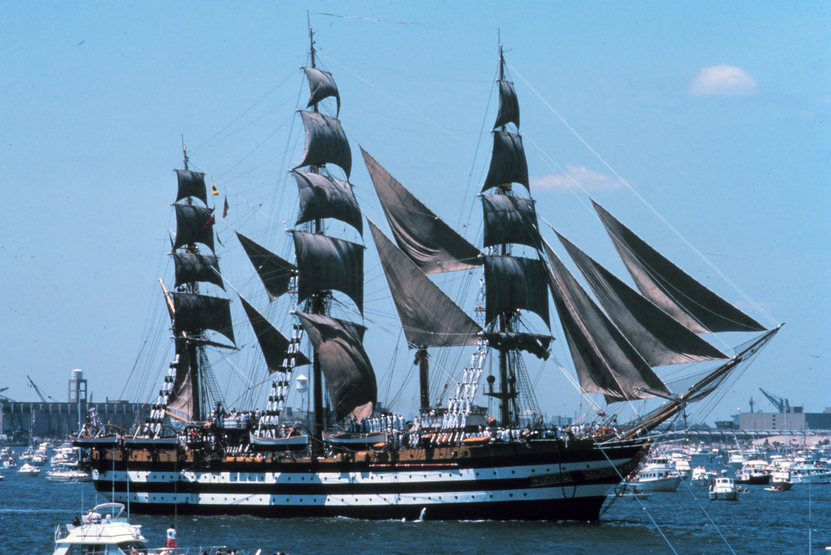 Amerigo_vespucci_1976_nyc_aufgetakelt.jpg