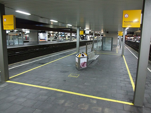 640px-Raucherbereich_im_D%C3%BCsseldorfer_Hauptbahnhof_DSCF1367.jpg